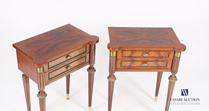 null Pair of bedside tables in natural wood, medium and veneer, the tray of rectangular...