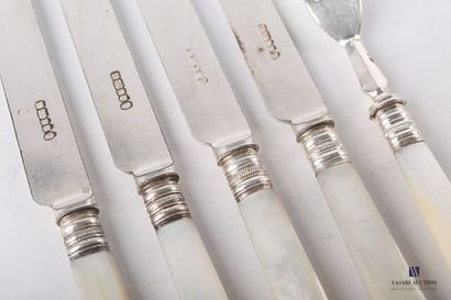 null Set of four silver-plated dessert knives and a dessert fork, the mother-of-pearl...