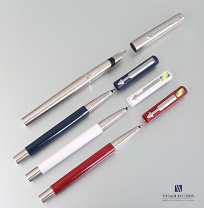 null PARKER

Lot of three pens in burgundy red, dark blue and white and a metal fountain...