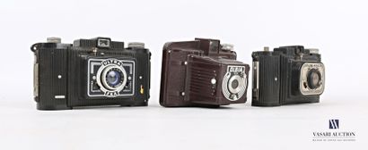 null Lot de trois appareils photographiques comprenant un appareil ULTRA FEX - un...