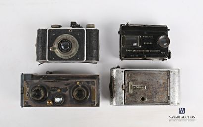 Lot de quatre appareils photographiques comprenant...