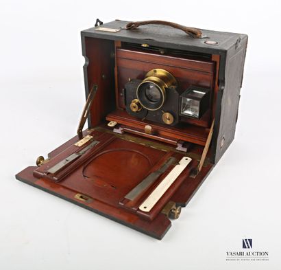 null HEMARGIS -Paris

Mahogany case with black morocco cover, black bellows, the...