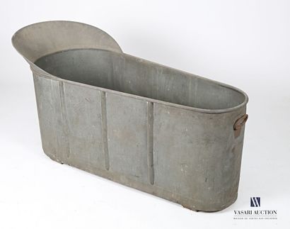null Zinc bathtub of conical form, it presents rests head and two handles at its...