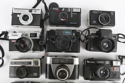 null Lot of twelve cameras including a compact AGFA model Agfamatic 100 Sensor in...