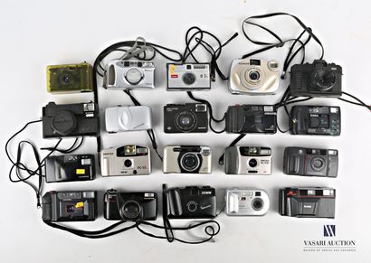 Lot de vingt appareils photographique comprenant...