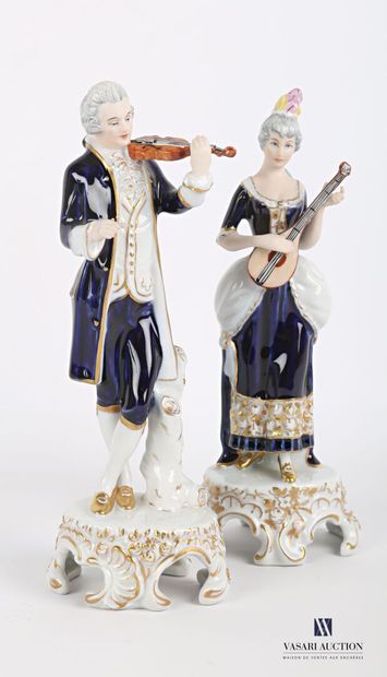 null ROYAL DUX

Paire de sujets en porcelaine polychrome figurant un couple de musiciens...