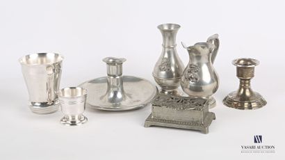 null Lot in silvered metal and pewter including a truncated cone-shaped kettle on...
