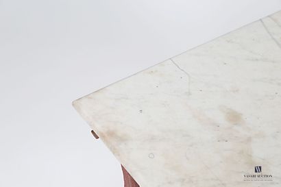null Table bistrot de forme rectangulaire, le piétement en fonte laqué rouge soutient...