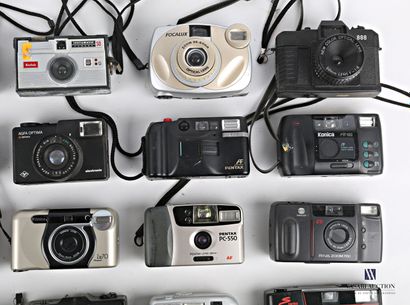 null Set of twenty cameras including : a compact KODAC S100EF - a compact KODAC EASYCHARE...