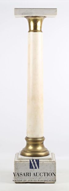 null White marble sellette standing on a square base, the columnar shaft is hemmed...