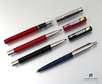 null PARKER

Lot of three pens in dark blue, burgundy red and black.

A Sheafper...