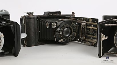 null Lot de quatre appareils photographiques comprenant un EASTMAN KODAK CO. USE...