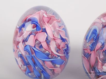 null Pair of sulfures in molded glass decorated with twisted sticks of pink and blue...