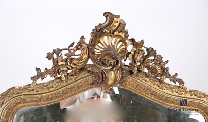 null Miroir en bois et stuc mouluré, sculpté, doré et bronziné à décor de rinceaux...
