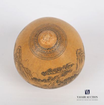 null Shell with finely engraved decoration of a sinister landscape.

Stamped mark

Height...