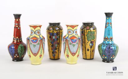 null Suite de trois paires de vases soliflores en porcelaine à décor polychrome,...