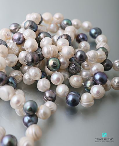 null Long necklace of white and gray freshwater pearls

Length : 68 cm