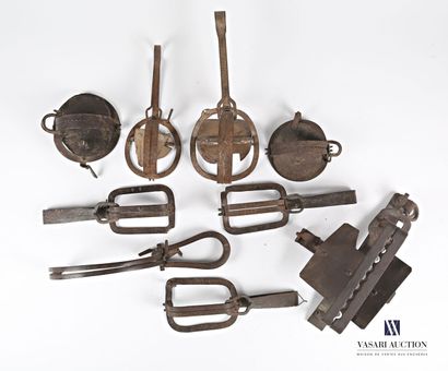 null Lot of nine wrought iron wolf traps, some marked

(wears and oxidations)

Dim....