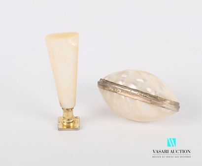 null Stamp, the handle in mother-of-pearl of trapezoidal form, figured.

We join...