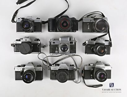 Lot de neuf appareils photographiques comprenant...