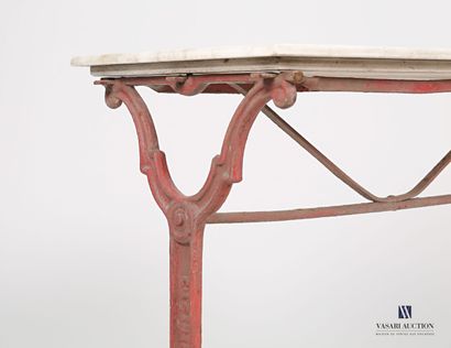 null Table bistrot de forme rectangulaire, le piétement en fonte laqué rouge soutient...