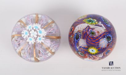 null Lot comprenant deux boules sulfure en verre moulé à décor de fleurs 

(infimes...