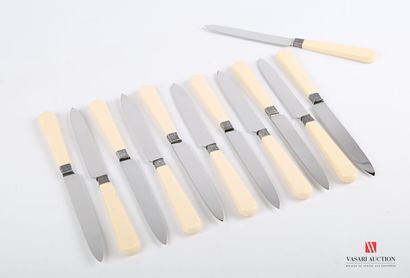 null Suite de douze couteaux à fromage, le manche en composition est surmonté d'une...
