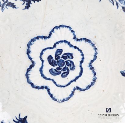 null WORCESTER

Porcelain bowl, the edge scalloped, decorated in blue monochrome...