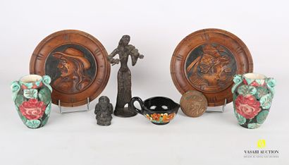 null Lot including a bronze subject representing a viola player (Height: 21 cm),...