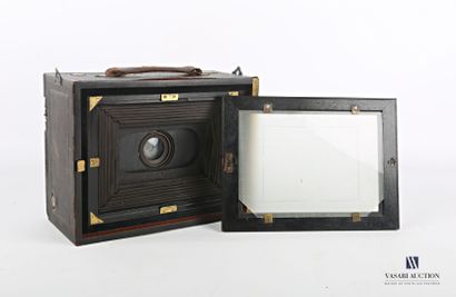 null HEMARGIS -Paris

Mahogany case with black morocco cover, black bellows, the...
