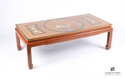 null Table basse en bois naturel, le plateau de forme rectangulaire à décor d'un...