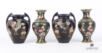 null Lot comprenant une paire de vases de forme balustre en cloisonné à décor de...