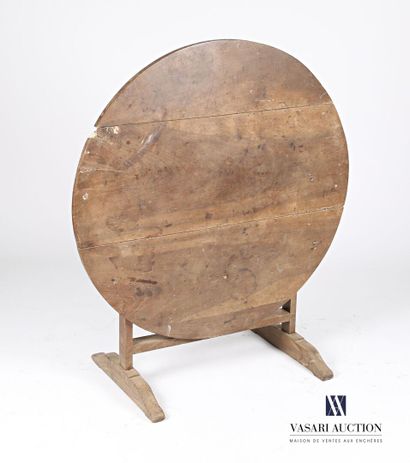 null Harvest table in natural wood, the round tray tilting, it rests on four square-section...