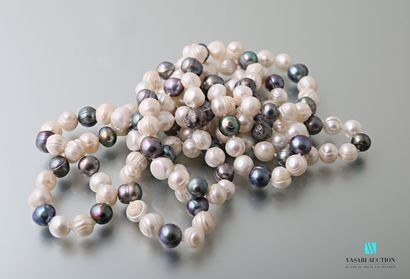 null Long necklace of white and gray freshwater pearls

Length : 68 cm