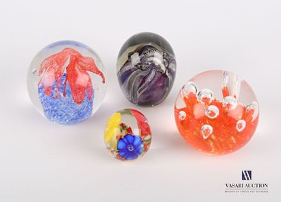 null Lot de boules de sulfure en verre moulé à décor de fleurs, forme libre, gouttes...