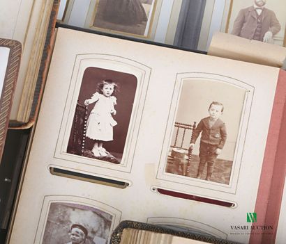 null Lot de huit albums photographiques principalement portraits de famille

(accidents,...