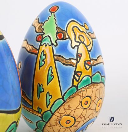 null LONGWY

Pair of eggs in fine earthenware with polychrome enamelled decoration...
