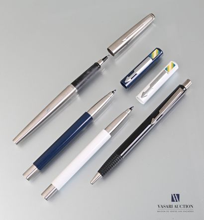 null PARKER

Lot of four pens in black, dark blue, white and steel.

(wear of us...