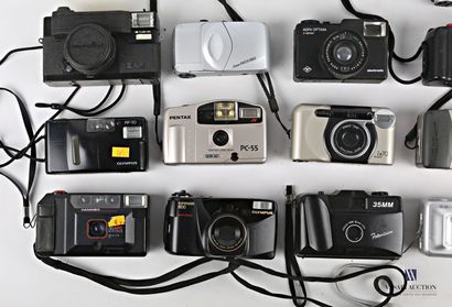 null Lot de vingt appareils photographique comprenant : un compact KODAC S100EF -...