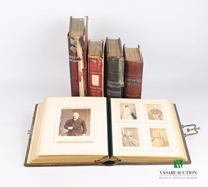 null [ARTS]

Lot comprising five photographic albums including :

- an album including...