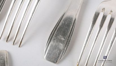 null Ensemble en métal argenté le manche à décor de bandeaux disposés en gradin comprenant...