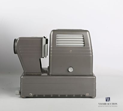 null S.F.O.M. brand slide projector in metal with its accessories. In its transport...