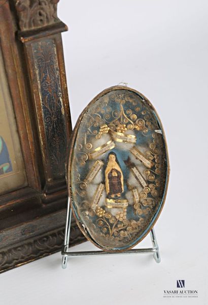 null Lot of four paper reliquaries, two of which present the Virgin, another the...