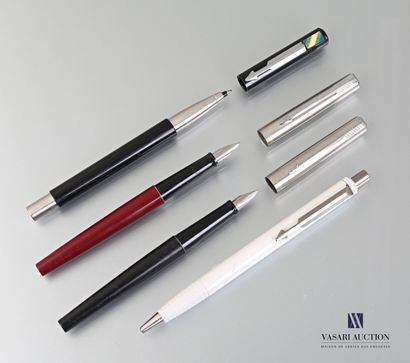null PARKER

Set of two black and white pens and two red/steel and black/steel fountain...