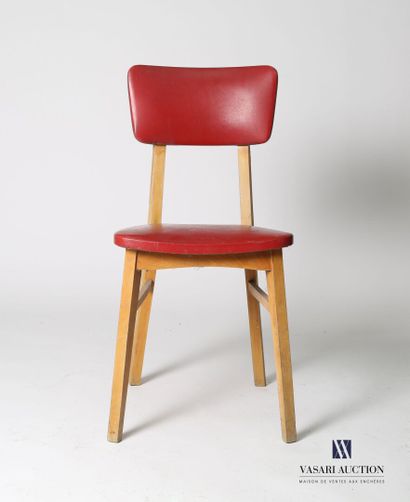 null Chair in natural wood, the openwork back has a slightly curved band, it rests...