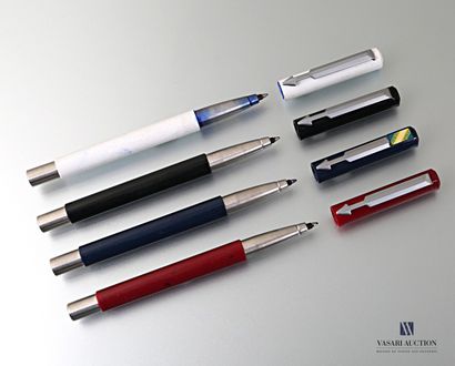 null PARKER

Lot of four pens in dark blue, burgundy red, black and white.

(wear...