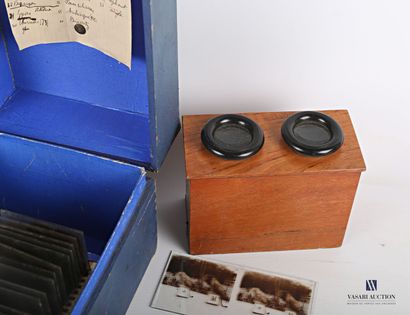 null Box containing a stereoscopic wooden binoculars brand Unis France and a lot...