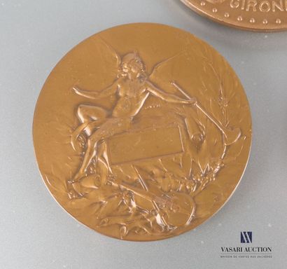 null Lot de trois médailles en bronze, la première figurant sur l'avers une femme...