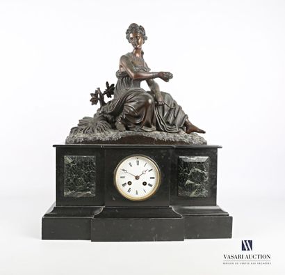null Black marble clock, the dial of round shape enamelled white with Roman numerals...