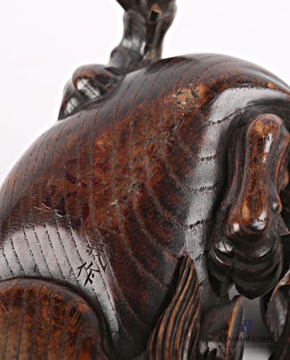 null Asian ox in carved wood.

Signed on the back

Height : 9,5 cm 9,5 cm - Width...